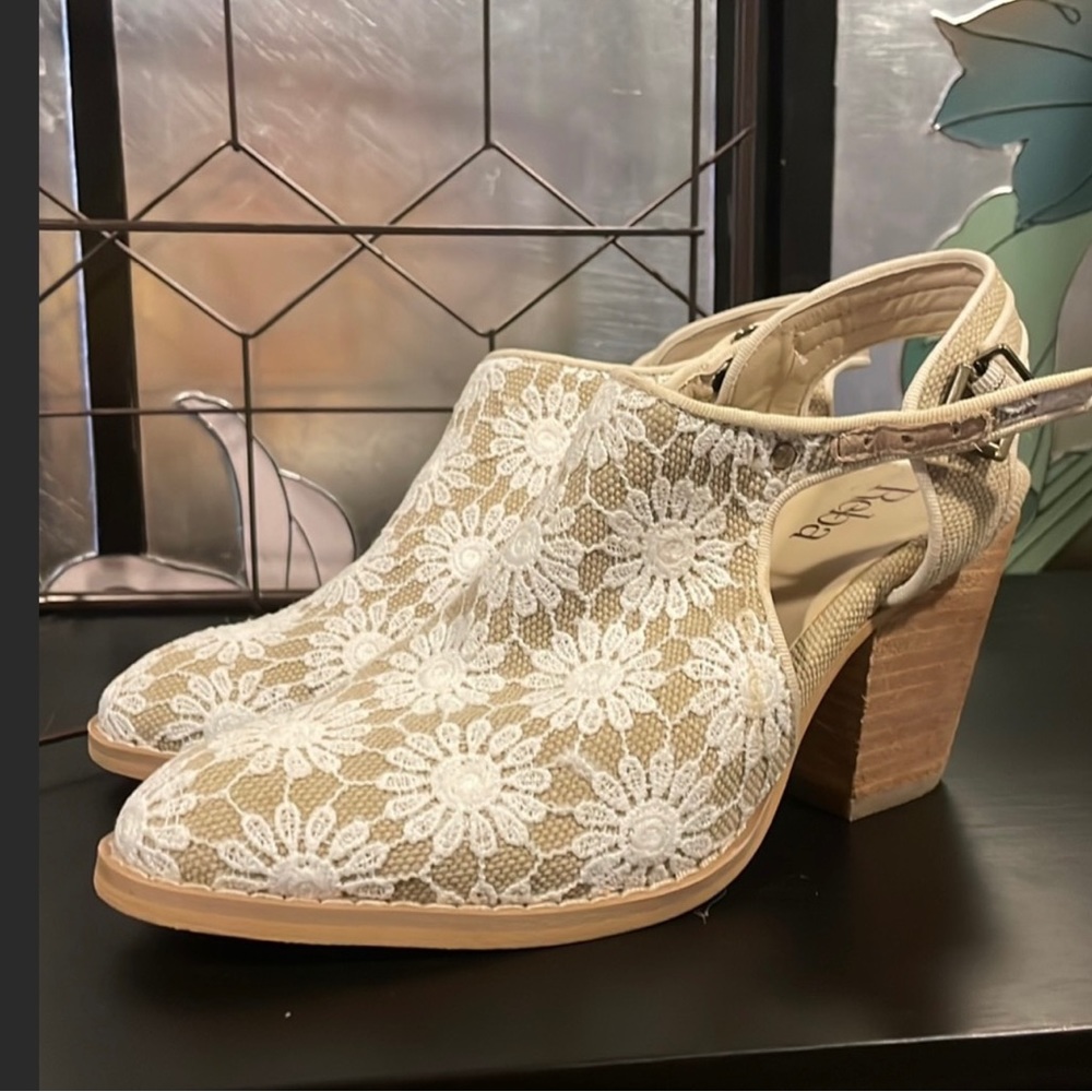 Reba 3’lace off white heels